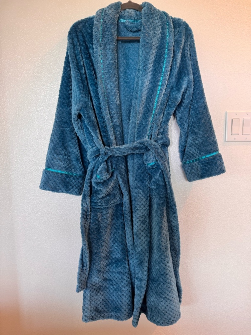 Women’s L/XL Fluffy Robe Cozy Comfort